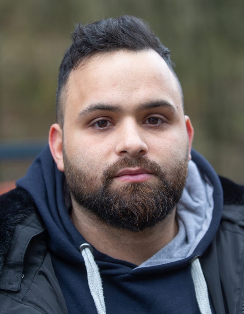 Hausbesitzer Ersan Acar. Er wohnt mit seiner Familie seit 2010 in einem Haus, das unter der maroden A45-Brücke Rahmede steht. Nun soll die Brücke in sechs Monaten gesprengt werden. Seit Montag weiß er, dass ihm, seiner Frau, den Kindern und Eltern nicht mehr viel Zeit bleibt.