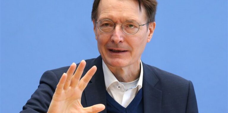 In einer Pressekonferenz des Robert Koch-Instituts beantwortet Bundesgesundheitsminister Karl Lauterbach (SPD) Fragen zum Infektionsgeschehen in der Corona-Pandemie.