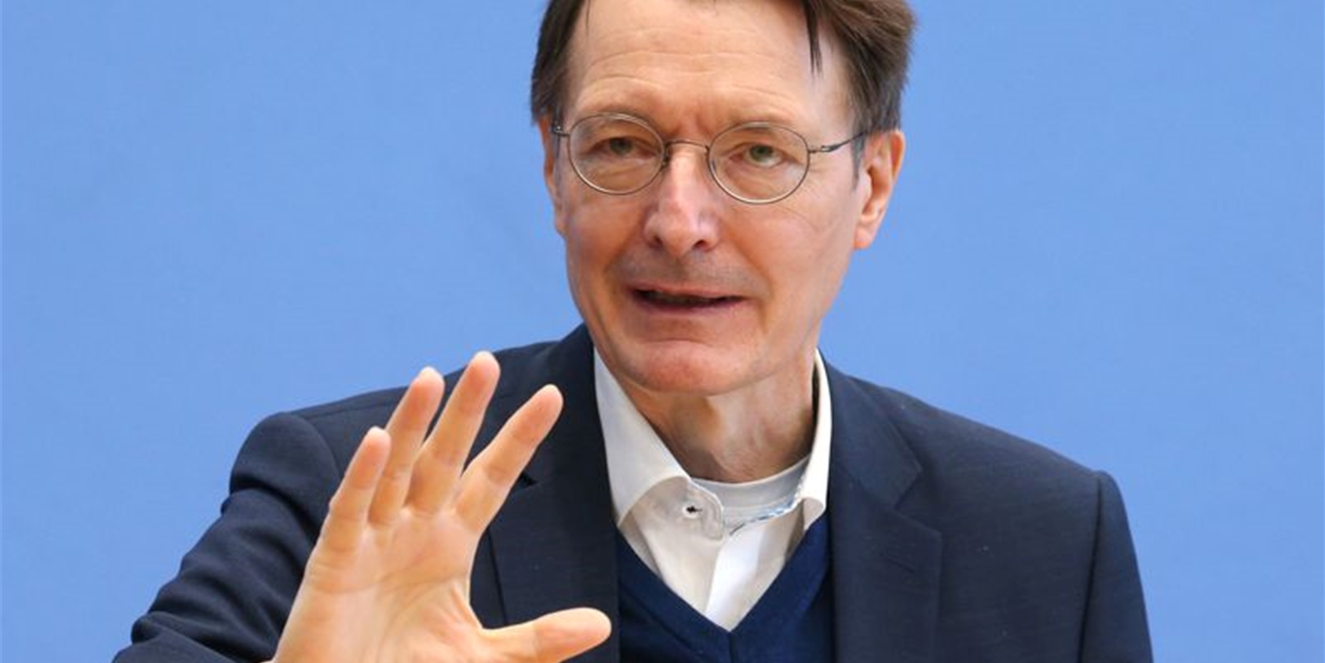In einer Pressekonferenz des Robert Koch-Instituts beantwortet Bundesgesundheitsminister Karl Lauterbach (SPD) Fragen zum Infektionsgeschehen in der Corona-Pandemie.