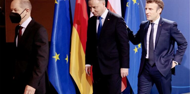 Mit einem Gesprächsangebot an Russland und dem erneuten Appell zur Deeskalation an der ukrainischen Grenze wollen Deutschland, Frankreich und Polen den Konflikt mit Moskau entschärfen.

Die drei Staaten erklärten nach einem Spitzentreffen am Dienstagabend im Berliner Kanzleramt ihre Bereitschaft, «sich konstruktiv in substanzielle und ergebnisorientierte Gespräche über Sicherheitsfragen von beiderseitigem Interesse einzubringen». Zugleich machten Kanzler Olaf Scholz und die beiden Präsidenten Em