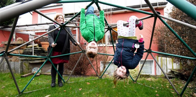 Das Klettergerüst im Garten erinnert Juliane, Moritz und Lotta Keßen an den verstorbenen Opa Horst.