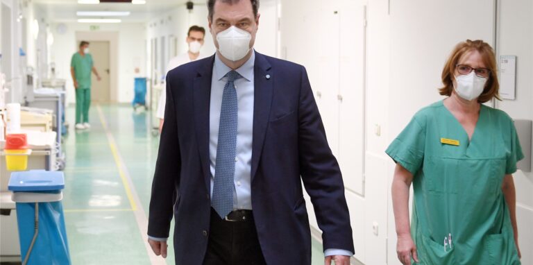 Markus Söder zu Besuch auf einer Intensivstation (Archivfoto).