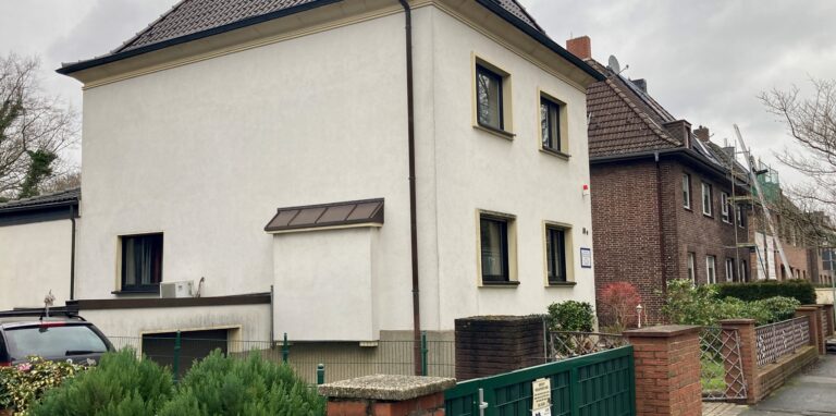 An der Glückaufstraße in Castrop liegt diese Stadtvilla genau gegenüber vom Stadtgarten.