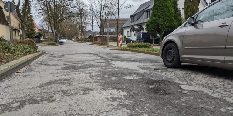 Auch die Glück-Auf-Straße zwischen Marxstraße und Josefstraße sollte bereits saniert werden. Doch die Planungen müssen laut Stadt überarbeitet werden.
