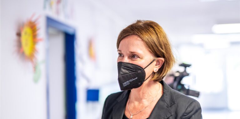 Gerade eine Schulministerin mag keine schlechte Noten. Yvonne Gebauer muss gleichwohl damit leben.