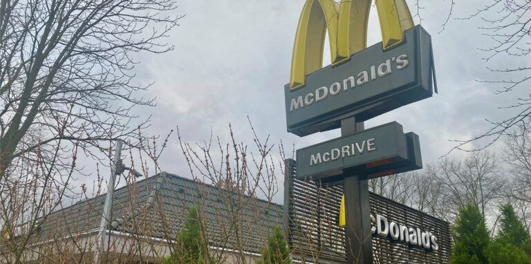 Hier gibt es am Freitag (11.2.) Burger-Menüs für Impflinge: Die McDonald’s Filiale in der Bahnhofstraße.