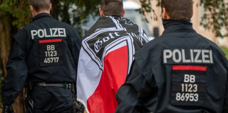 Ein Mann aus der sogenannten Reichsbürgerszene soll einen Polizisten in Efringen-Kirchen (Kreis Lörrach) angefahren haben. (Symbolbild)