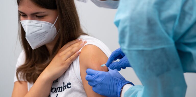 Symbolbild Impfung: Der Astrazeneca-Impfstoff wird in 178 Ländern verabreicht – doch in seinem Herkunftland kommt es kaum noch zum Einsatz.