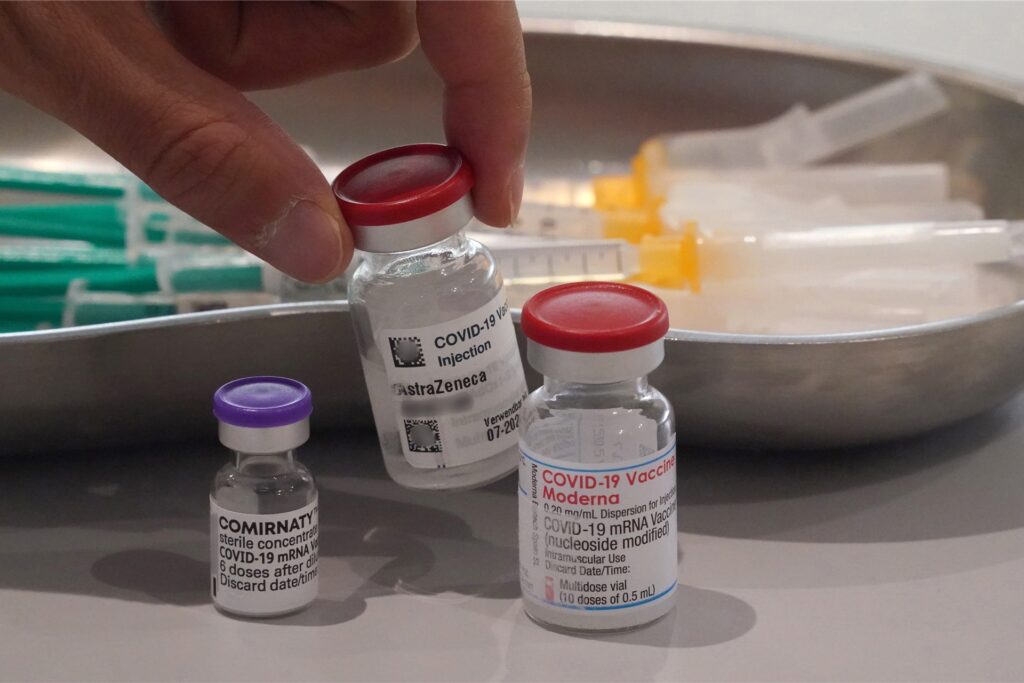 Zum Astrazeneca-Fläschchen greifen immer weniger Ärzte.