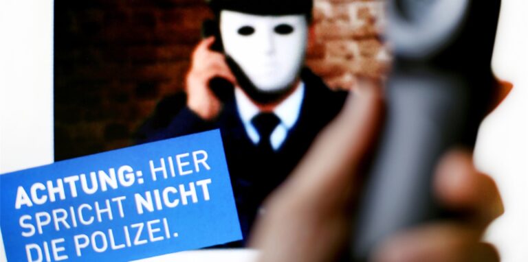 Mit einem Plakat warnt die Polizei vor Betrügern, die sich am Telefon als Polizisten ausgeben.