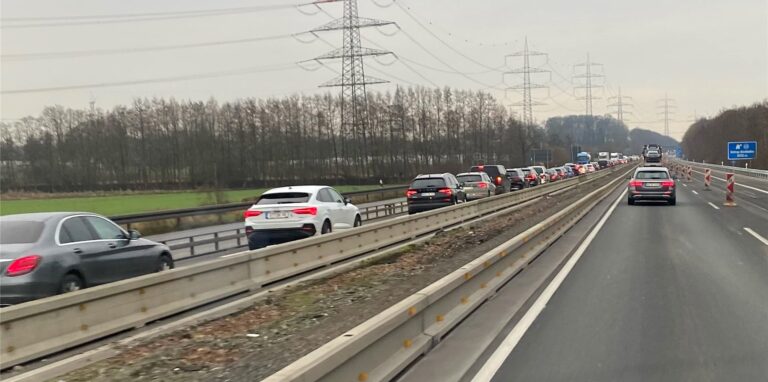 Auf der A 31 im Baustellenbereich staute sich der Verkehr.