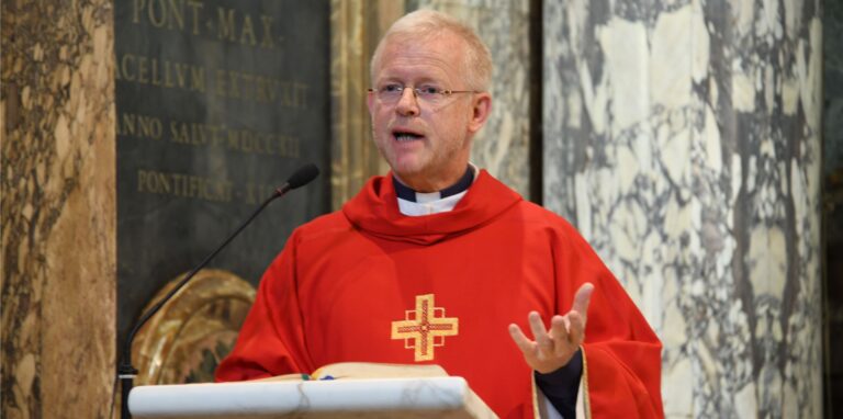 Der Moraltheologe Prof. Dr. Peter Schallenberg sagt: „Ohne Zweifel: Es braucht eine staatliche Kommission der transparenten Aufarbeitung des Missbrauchs und der Entschädigung der Opfer und zugleich des neuen Anfangs in der guten Tradition der apostolischen Kirche.“