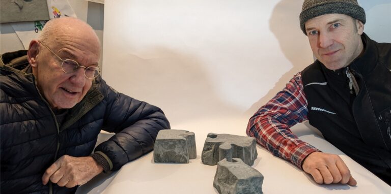 In einer „Mini-Ausgabe“ sind die „Puzzle-Steine“ bereits vorhanden. Steinbildhauer Rainer Kuehn freut sich, dass das Kunstwerk bald in seiner geplanten ganzen Größe auf dem Bahnhofsvorplatz Wirklichkeit werden wird.