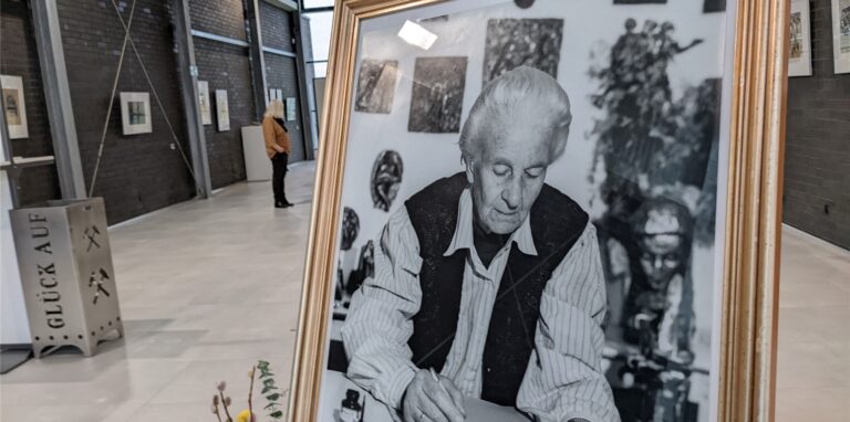 Ein Foto-Porträt der Künstlerin und Ordensfrau Tisa von der Schulenburg (Schwester Paula) begrüßt die Besucher am Eingang der Ausstellung.