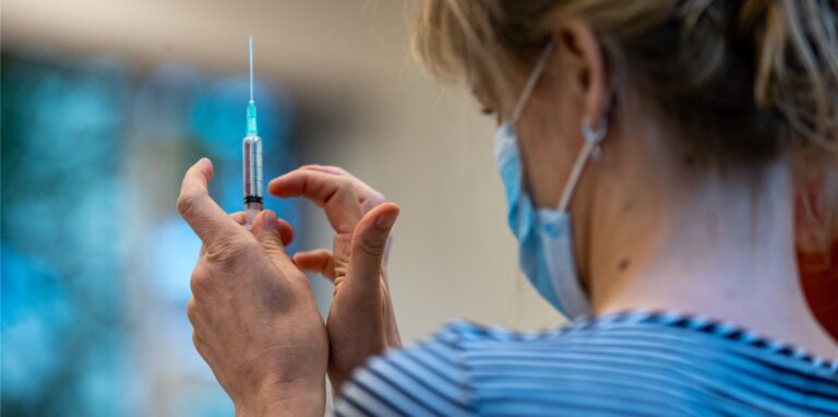 Die gesetzlichen Krankenkassen haben der Kontrolle einer möglichen Impfpflicht eine Absage erteilt (Symbolbild).