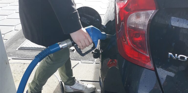 Autofahrer müssen sich mit immer teurer werdenden Spritpreisen auseinandersetzen.