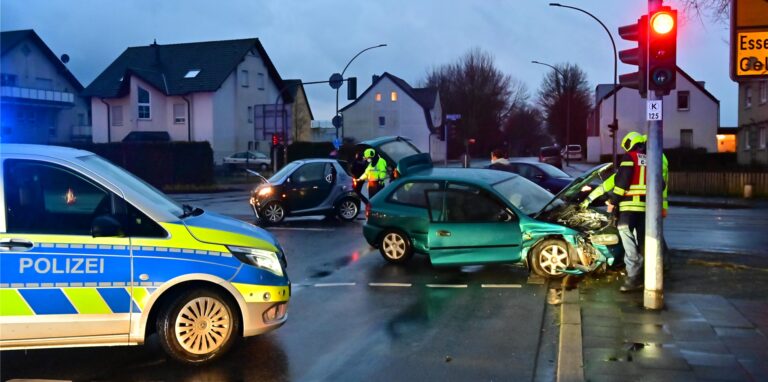 Die beiden Unfallfahrzeuge waren nicht mehr fahrbereit.