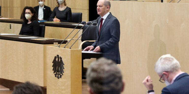Bundeskanzler Olaf Scholz (SPD) besucht den Bundesrat und hält eine Rede.