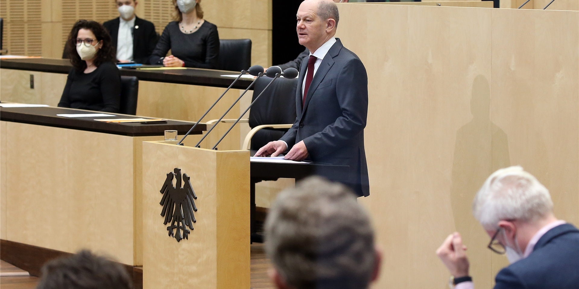 Bundeskanzler Olaf Scholz (SPD) besucht den Bundesrat und hält eine Rede.