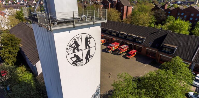 Die Feuerwache an der Frebergstraße ist in die Jahre gekommen. Sie soll bis Ende 2026 durch einen Neubau an der Klöcknerstraße ersetzt werden.