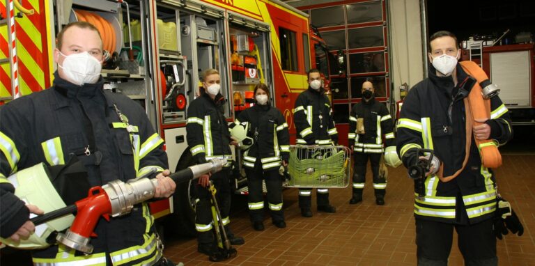 Zu den ehrenamtlichen Feuerwehrleuten, die bei Bedarf die Berufsfeuerwehr unterstützen, gehören (v.l.) Thorsten Japp (Löschzug 1/Herten), Joel Paschke (LZ 2/Scherlebeck), Kim Skupin (LZ 1), Justin Ruppik (LZ 1), Sven Liebendahl (LZ 3/Westerholt) und Andreas Böse (LZ 2).
