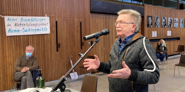 Abenteuer Demokratie: Zum ersten Mal in seinem Lebern steht der 69-jährige Dietmar Schieke aus Sickingmühle vor dem Mikrofon des Petitionsausschusses und spricht direkt mit Bürgermeister Werner Arndt.