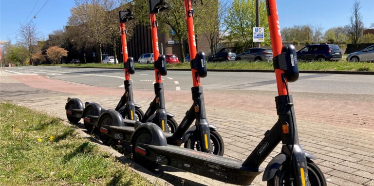 So ordentlich aufgestellt hat man E-Scooter in Castrop-Rauxel selten gesehen. Deshalb gab es viel Krtitik an deren Einsatz. Für einen möglichen neuen Betreiber solcher Elektroroller möchte die CDU nun klare Regeln festschreiben lassen.