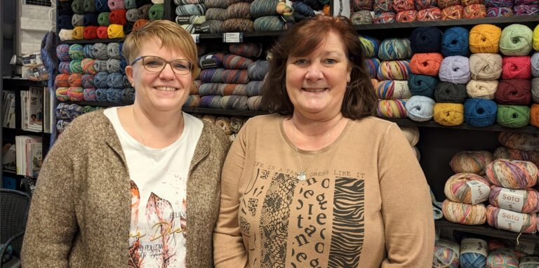 Daniela Rommeswinkel und Anke Kaletowski-Esser vom Wollhaus an der Essener Straße würden sich wünschen, dass die 2G-Regel im Einzelhandel noch ein bisschen länger bestehen bleibt.