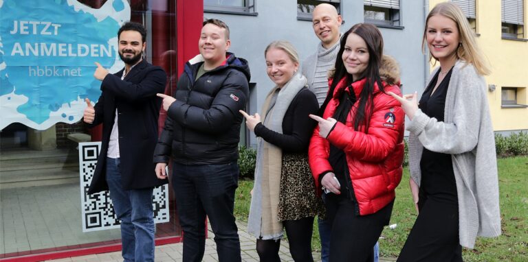 Haben auf dem Hans-Böckler Berufskolleg neue Berufs- und Lebensperspektiven gefunden, vorn, v.l.: Atakan Sümbül. Benedikt Marquart, Katrin Fehlauer, Chiara Hütter und Lena Bludau. Darüber freut sich auch Dependance-Leiter Matthias Bomba.