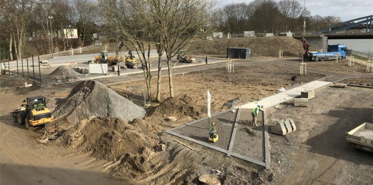 Von oben sind die Baufortschritt für den neuen „Sport- und Spielpark“ zwischen Petrinum-Parkhaus, Kanal und Borkener Straße gut zu erkennen