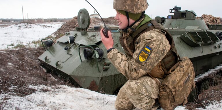 Ein ukrainischer Soldat trainiert während militärischer Übungen in der Nähe von Kharkiv. Der Aufmarsch russischer Soldaten an der Grenze zur Ukraine sorgt im Westen seit Wochen für Ängste vor einem möglichen Angriff Moskaus auf die Ukraine, was der Kreml dementiert. Die USA nennen nun als mögliches Angriffsdatum den 16. Februar.