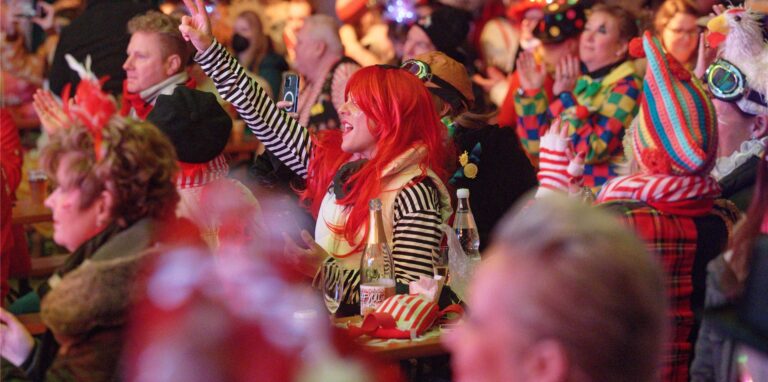 In sogenannten „Brauchtumszonen“ kann in Köln Karneval gefeiert werden. Das Ministerium nannte die Entscheidung für diese „Brauchtumszonen“ nun zulässig.