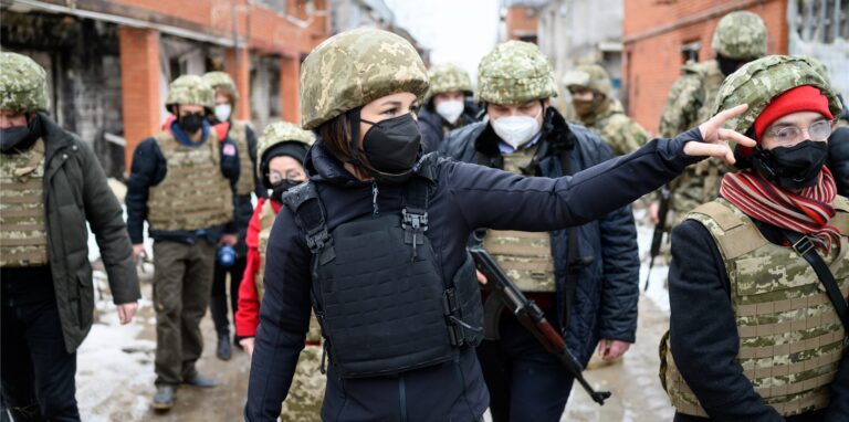 Das Auswärtige Amt um Bundesaußenministerin Annalena Baerbock (Bündnis 90/Die Grünen, M) rät Deutschen Staatsbürgern in der Ukraine zur Ausreise.