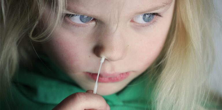 Abstriche aus der Nase sind für Antigen-Schnelltests zuverlässiger als aus dem Mund – stoßen bei Kindern aber eher selten auf große Begeisterung.
