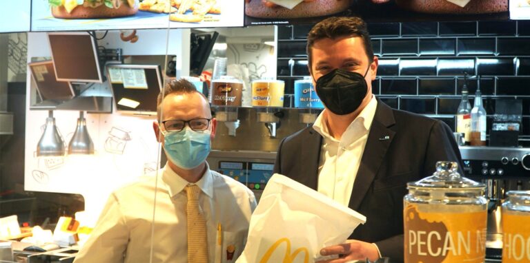 Bürgermeister Rajko Kranvanja (r.) ließ es sich am Freitagabend nicht nehmen, selbst die eine oder andere McDonals-Menütüte über den Tresen zu reichen.