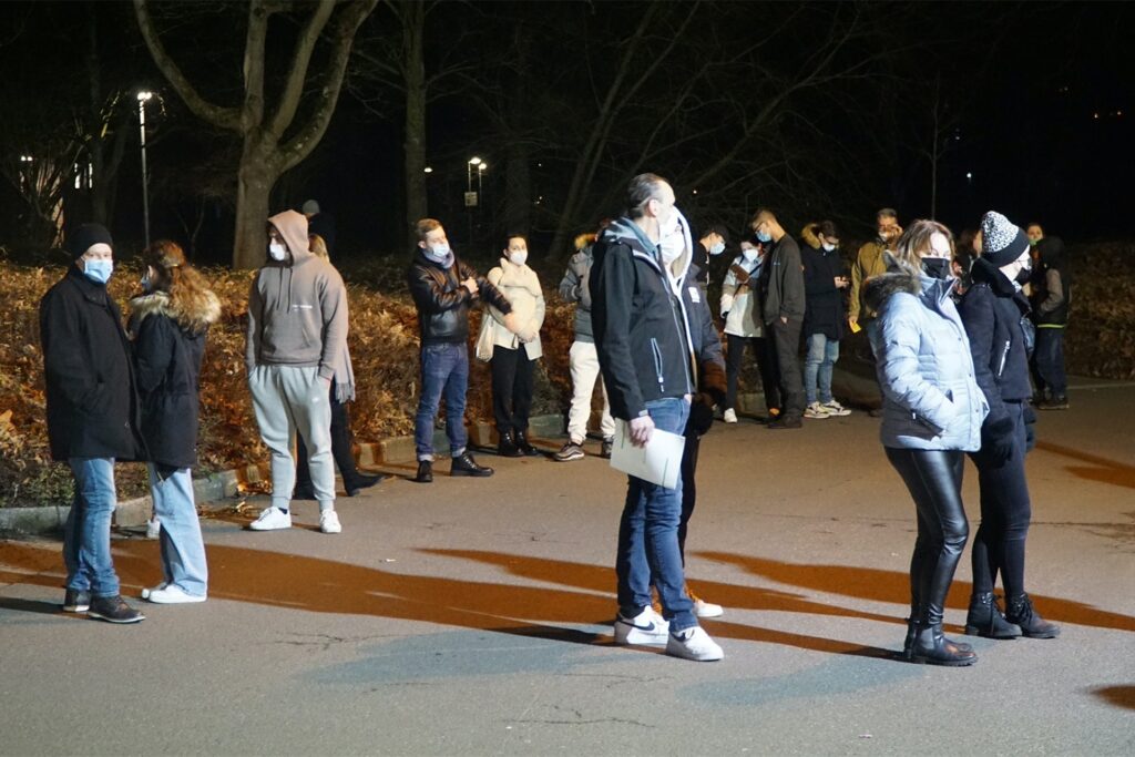 Das besondere Impfangebot zeigte Wirkung. Auf dem Parkplatz der Willi-Brandt-Gesamtschule bildete sich zeitweise sogar eine kleine Schlange. Das besondere Impfangebot zeigte Wirkung. Auf dem Parkplatz der Willi-Brandt-Gesamtschule bildete sich zeitweise sogar eine kleine Schlange.