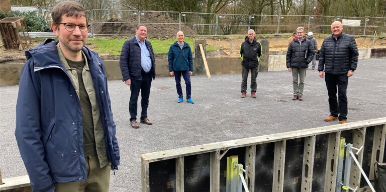 Architekt Jan Kallert (links) plant den Bau der Trauerhalle mit hochwertigem Laubholz. Zur Baustelle auf dem Hauptfriedhof kamen auch Stadtarchitekt Christian Müller, Jörg Schulte-Terboven (ZBH), Friedhofsmeister Uwe Stier, Siegfried Weisser vom Amt für Gebäudewirtschaft und der Leiter des Zentralen Betriebshofs, Michael Lauche.