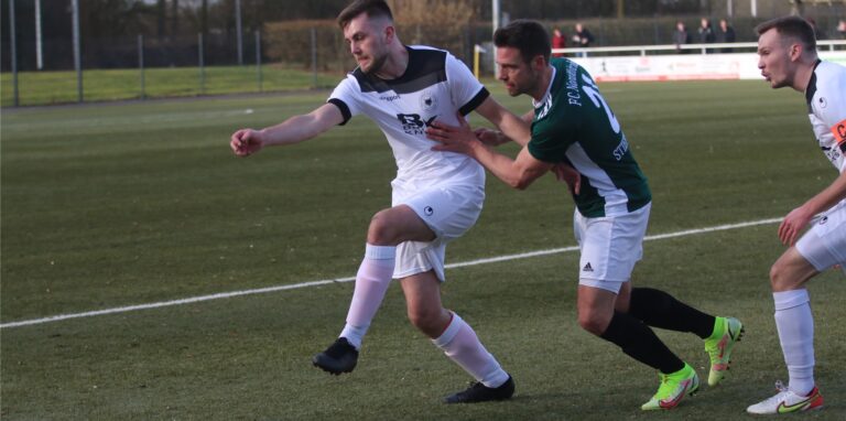 Teutonia SuS Waltrop, hier mit Lutz Hamann (l.), und der FC Nordkirchen mit Marcel Stiepermann (r.) lieferten sich viele enge und umkämpfte Duelle.