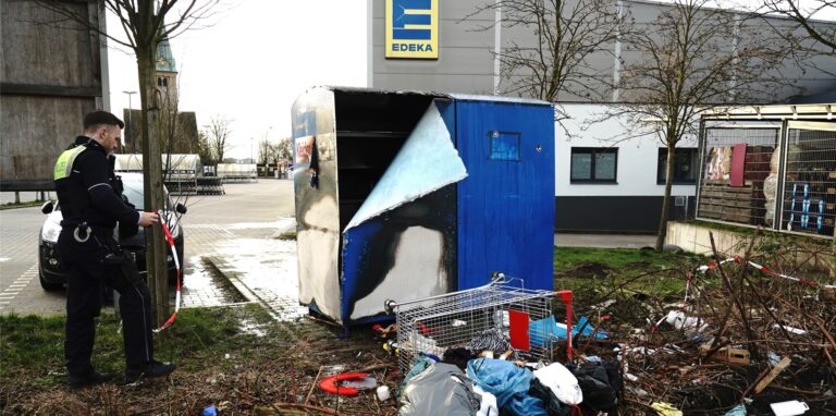 Zwei brennende Kleidercontainer musste die Feuerwehr an der Provinzialstraße löschen. Die Feuerwehr sucht nach Brandstiftern.