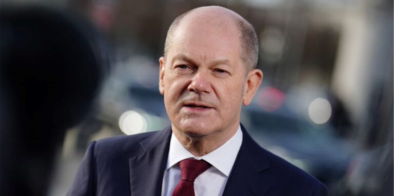 Bundeskanzler Olaf Scholz reist heute zum Antrittsbesuch nach Kiew.
