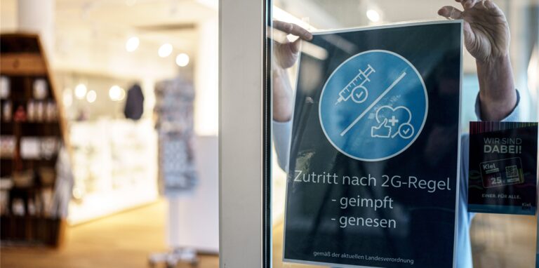 Einer Beschlussvorlage der Bund-Länder-Runde zufolge sollen die Corona-Regelungen gelockert werden.