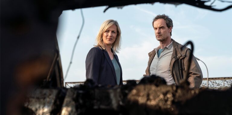Rosa Herzog ist verschwunden. Martina Bönisch (Anna Schudt) und Peter Faber (Jörg Hartmann) betrachten das ausgebrannte Auto, das ihr gehört.