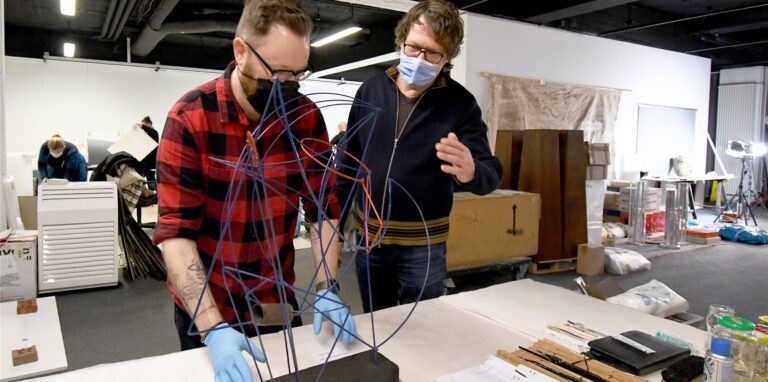 Ein Museum zieht um: Im Skulpturenmuseum Glaskasten Marl werden derzeit die Kunstwerke katalogisiert und fachgerecht verpackt. Museumsdirektor Georg Elben (r.) und Jan Deichsel (Restaurationsatelier Die Schmiede aus Duisburg) erklären das Procedere.