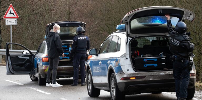 Bei einer Verkehrskontrolle in Riedberg in NRW verletzte ein Autofahrer einen Polizisten. Er äußerte außerdem Verständnis für den Polizisten-Mörder aus Kusel in Rheinland-Pfalz.
