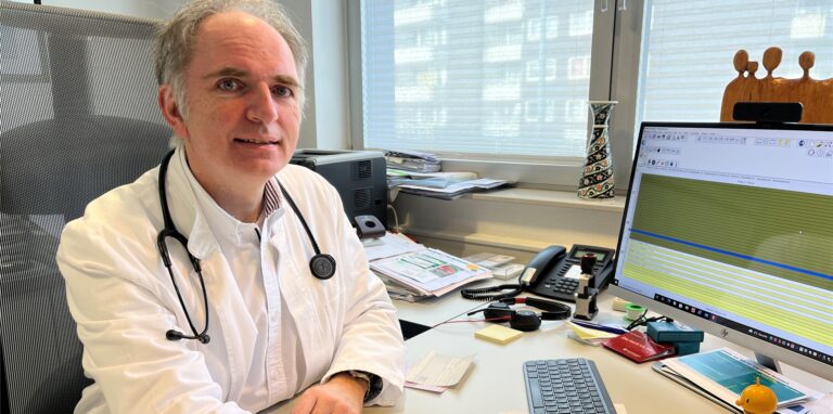 Klaus Hillebrand, Sprecher des Hertener Praxisnetzes, sitzt in seinem Büro.