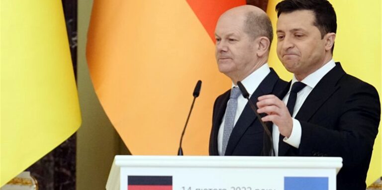 Bundeskanzler Olaf Scholz (l.) und der ukrainische Präsident Wolodymyr Selenskyj während einer gemeinsamen Pressekonferenz.