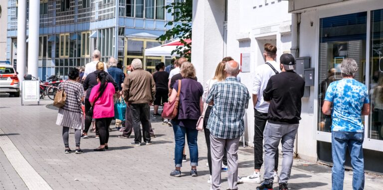 Die Zeiten, als sich zu Impfaktionen lange Schlangen bildeten – wie hier am Glashaus – sind vorbei. Aus den Impfzentren wird ein deutlicher Rückgang der Nachfrage berichtet.