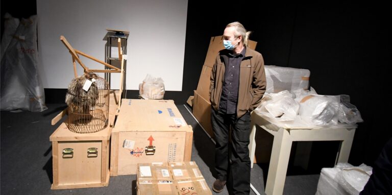 Ein Museum zieht um: Im Skulpturenmuseum Glaskasten Marl werden derzeit die Kunstwerke katalogisiert und fachgerecht verpackt. Museumspädagoge Stephan Wolters blickt auf einige der gepackten Kisten.