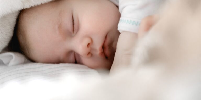 Eine Schülerin aus NRW hat ihr frisch geborenes Baby weggeworfen. Dafür hat sie das Landgericht Düsseldorf nun schuldig gesprochen. (Symbolbild Baby)