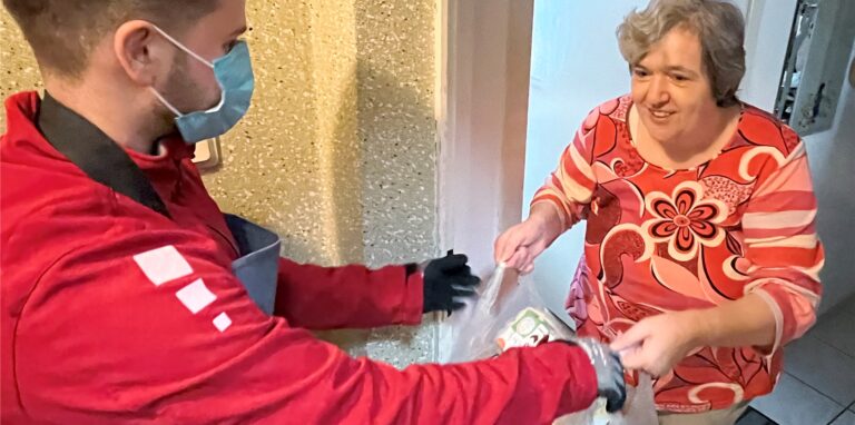 „Runner“ Lukas Mester gibt Silke Petri-Jakobmeier die Tüten mit ihrer Bestellung in die Hand. Für die Frührentnerin aus Herten-Bertlich ist der Lieferservice von Picnic wegen Corona ideal.
